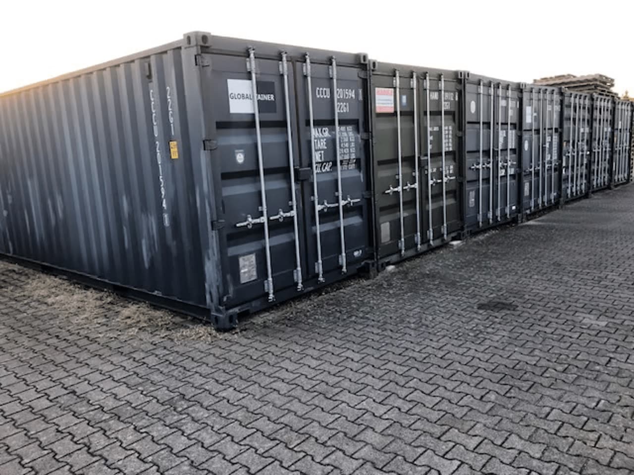 Reihe verschlossener Lagercontainer auf dem Gelände von Müller Vermietungen