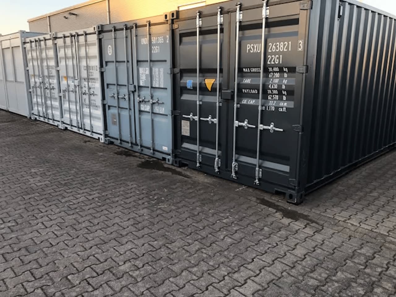 Außenansicht verschlossener Lagercontainer