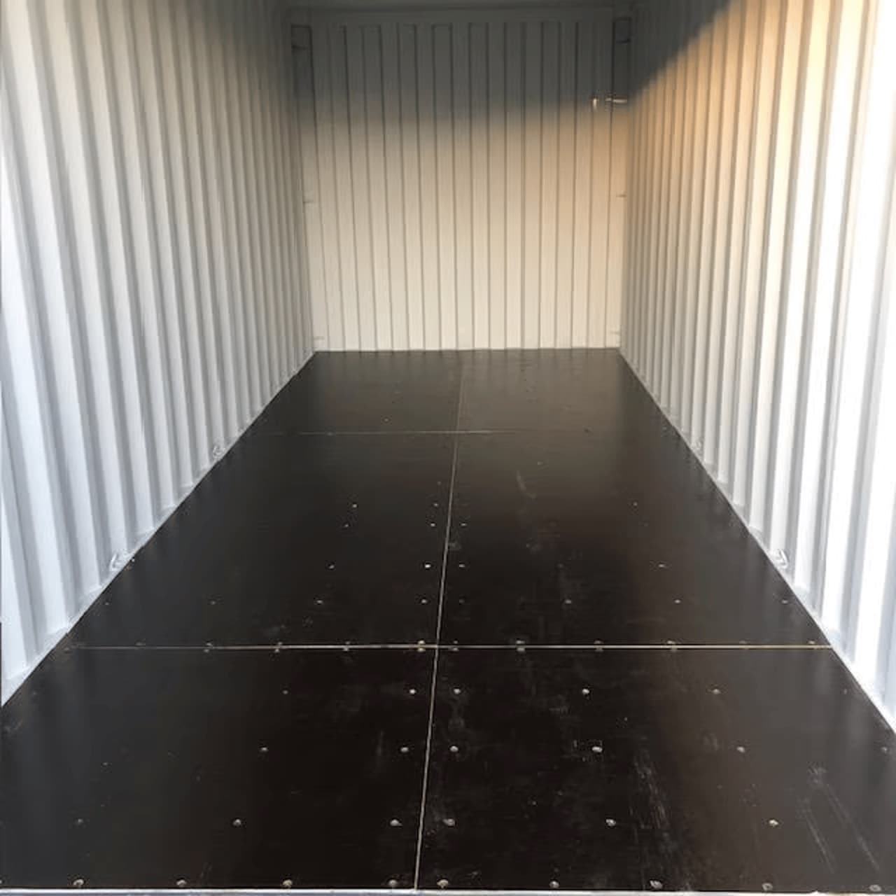 Trockener Innenraum eines Lagercontainers mit stabilem Boden